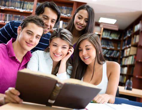 jovenes leyendo libro historia familiar