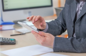 hombre negocio celular