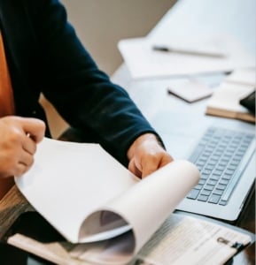 hombre revisa documentos