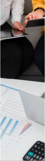 manos laptop calculadora